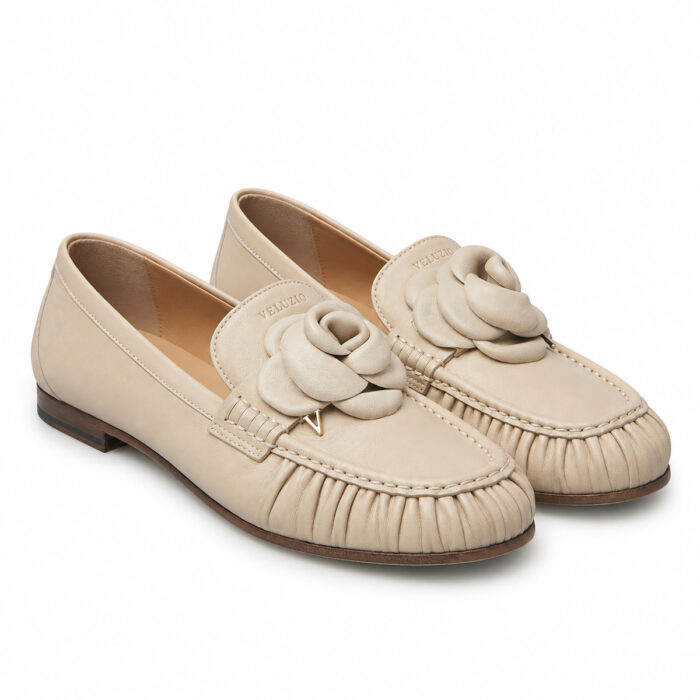 Mocassino Veluzio arricciato in nappa beige chiaro con fiore – paio