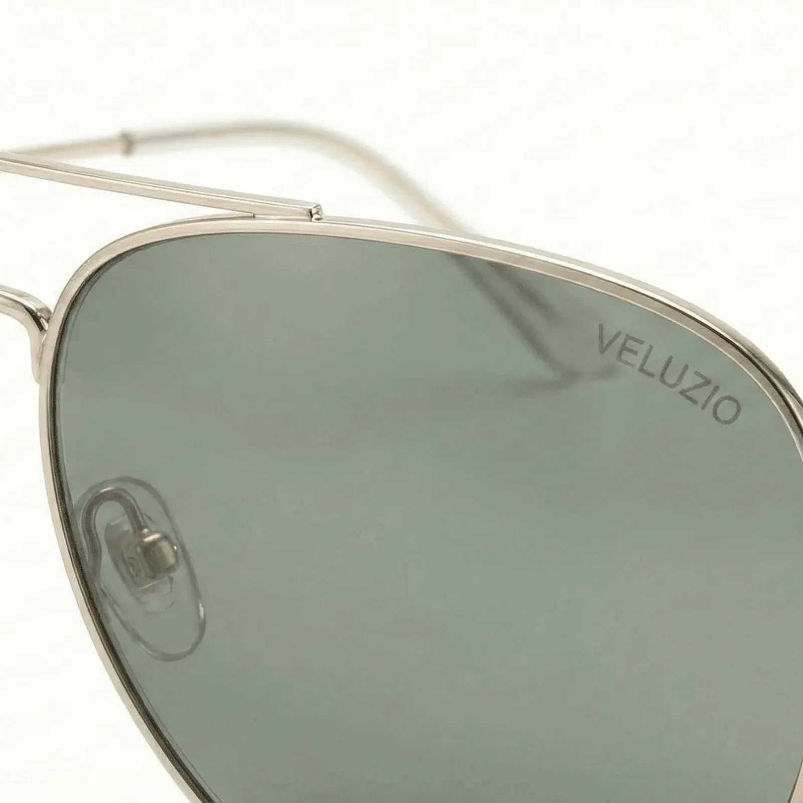 Occhiali da sole Veluzio Aviator in acciaio color argento con lenti verdi – dettaglio lente e nasello